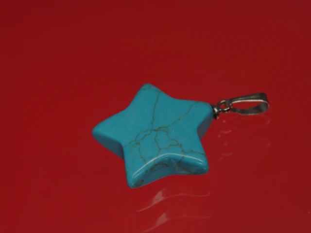 gwiazdka z howlitu niebieskiego * wisiorek 