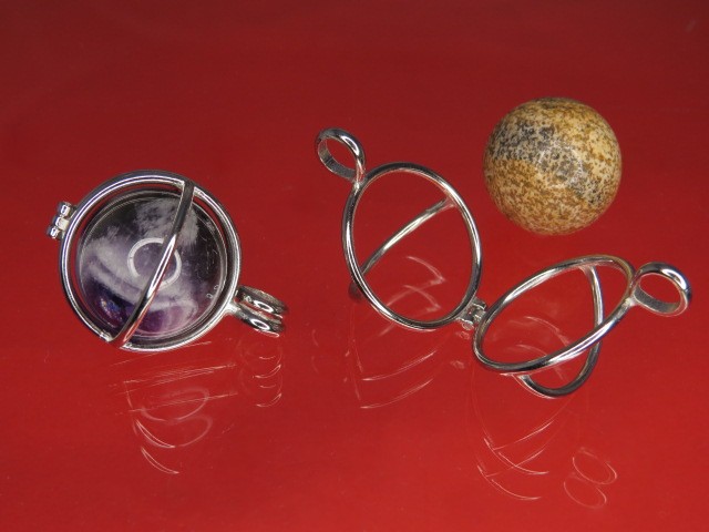 Uchwyt do wisiorów z kulek - przykład wisiora z kulką.