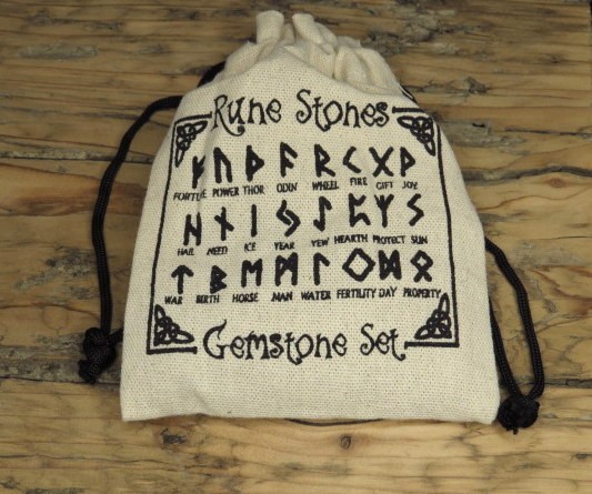 Kamienie runiczne - Futhark starszy - runy na kamieniach - kryształ górski