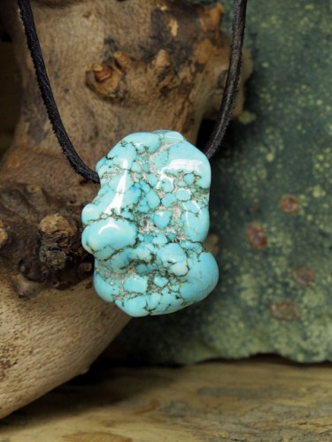 howlit turkusowy * amulet na rzemieniu
