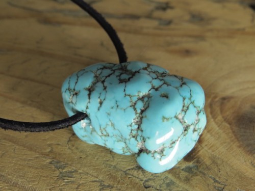 howlit turkusowy * amulet na rzemieniu