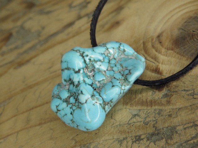 howlit turkusowy * amulet na rzemieniu