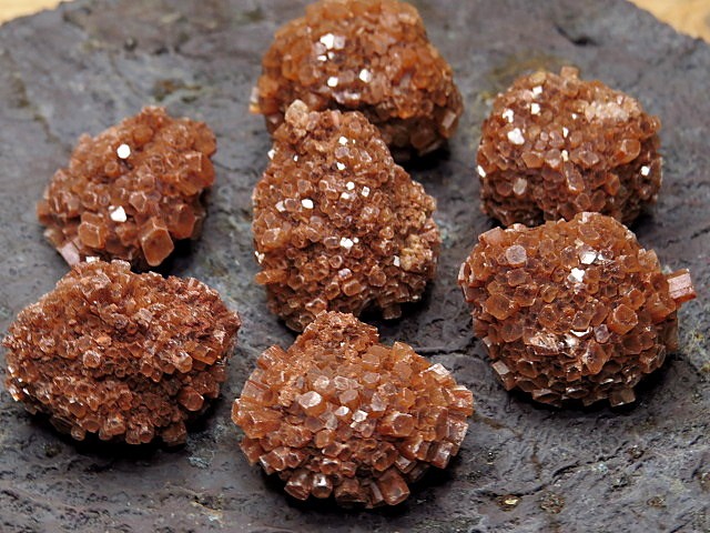 Konkrecja aragonitowa – naturalny zrost drobnych kryształów aragonitu. Okaz kolekcjonerski, autentyczność potwierdzona przez geologa.