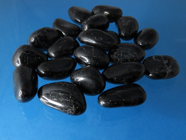 Czarny turmalin (szerl)- wypolerowany bębniak.