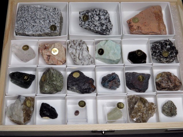 Granitoidy oraz ryolity i ich skład mineralny