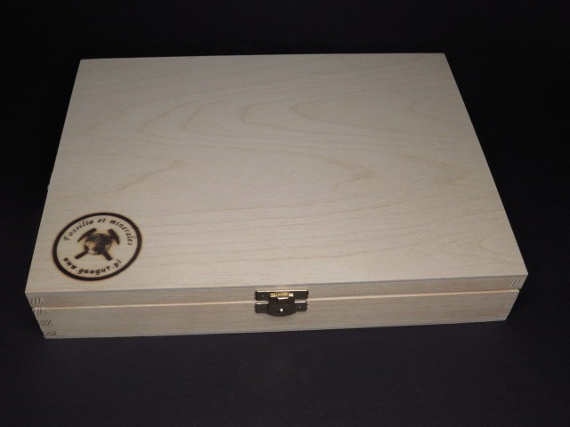 Drewniana skrzyneczka z białą wkładką