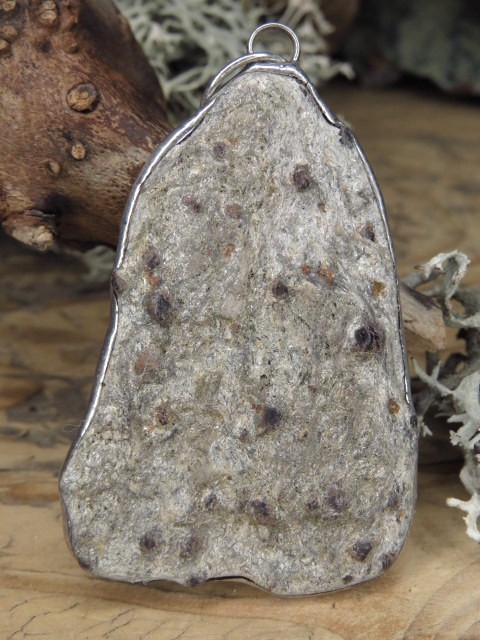 granaty w łupku * kamień nowej nadziei i odwagi * wisior amulet Polska