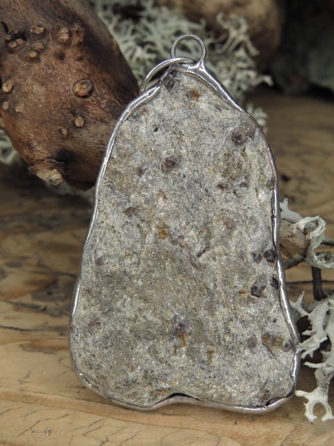 granaty w łupku * kamień nowej nadziei i odwagi * wisior amulet Polska