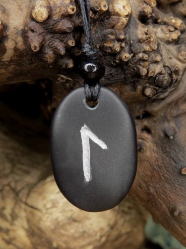 Laukaz - runa na kamieniu - wisior