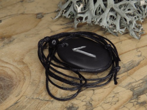 Laukaz - runa na kamieniu - wisior