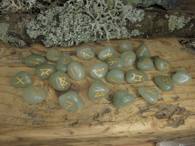 Kamienie runiczne - Futhark starszy - runy na kamieniach - na awenturynie