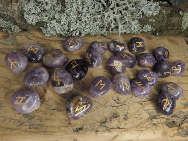 Kamienie runiczne - Futhark starszy - runy na kamieniach - na ametyście