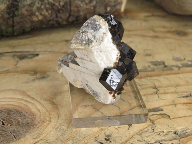 granat andradyt - schorlomit na podstawce * Maroko