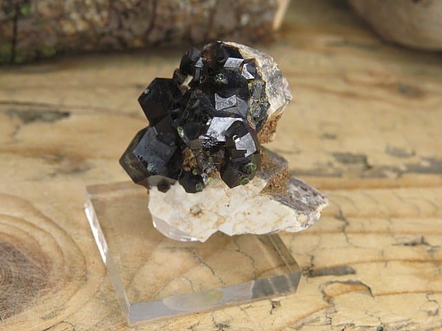 granat andradyt - schorlomit na podstawce * Maroko