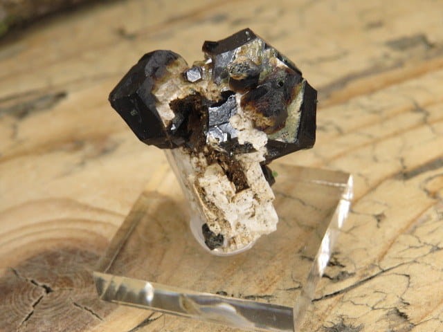 granat andradyt - schorlomit na podstawce * Maroko