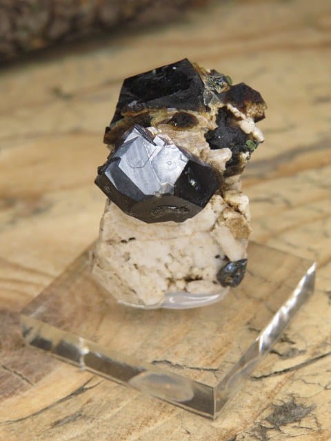 granat andradyt - schorlomit na podstawce * Maroko