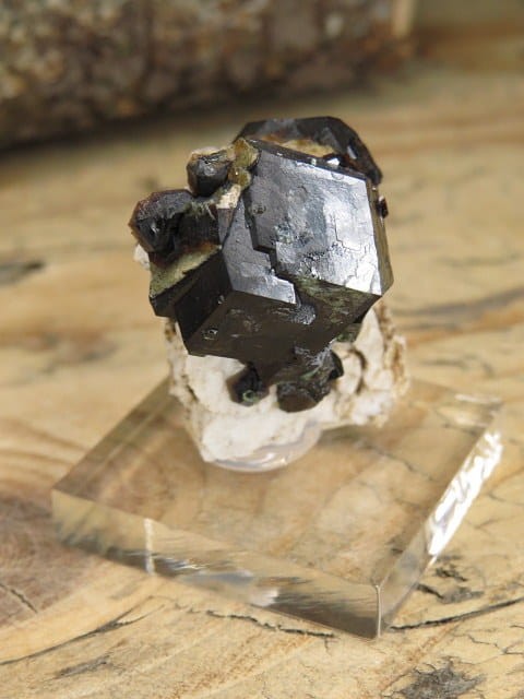 granat andradyt - schorlomit na podstawce * Maroko