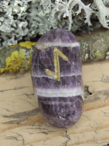 Iwaz - runa na kamieniu - ametyst