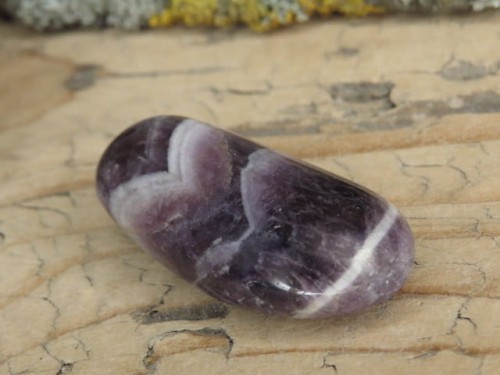 Iwaz - runa na kamieniu - ametyst