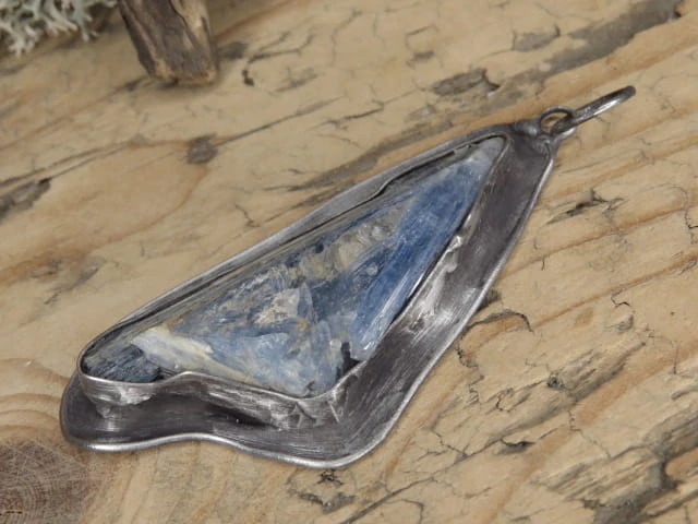 dysten - cjanit wisior * amulet ochronny - rozwój duchowy