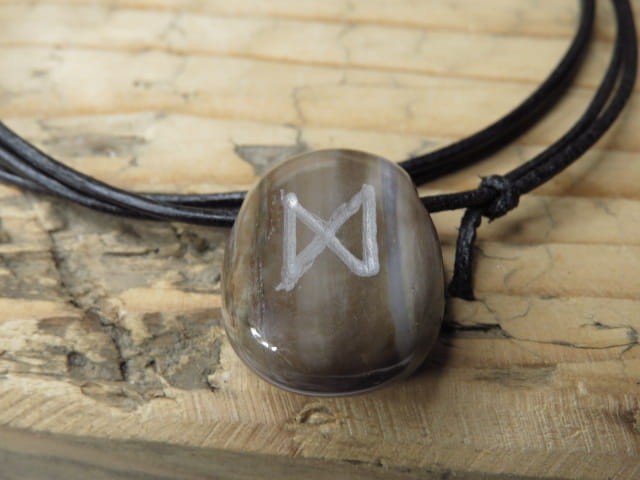 Dagaz - runa na kamieniu