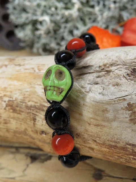 bransoletka z czaszką - howlit jaspis onyks * makrama