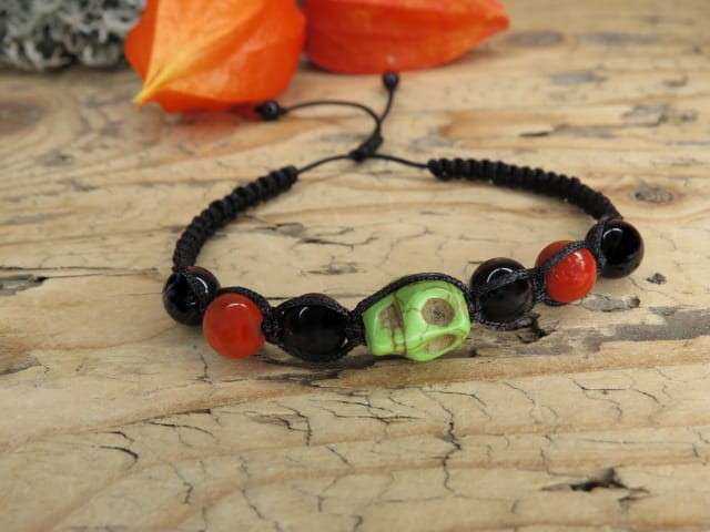 bransoletka z czaszką - howlit jaspis onyks * makrama