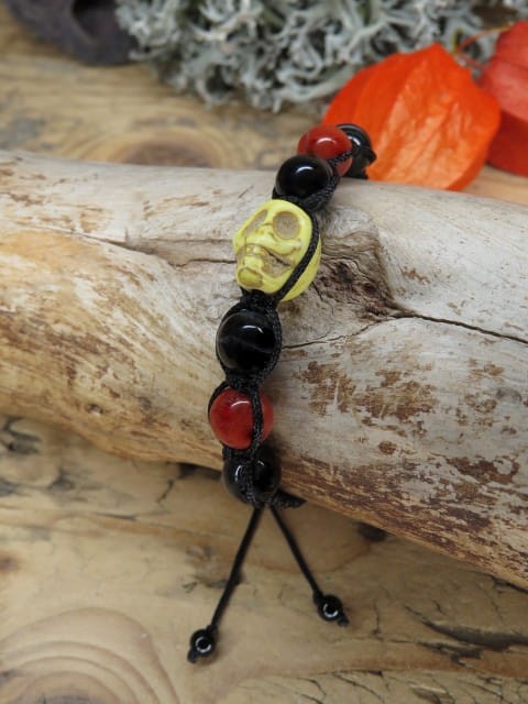 bransoletka z czaszką - howlit jaspis onyks * makrama