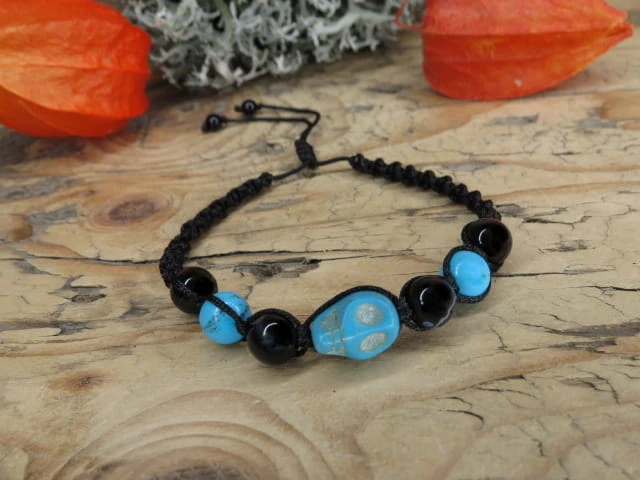 bransoletka z czaszką - howlit onyks * makrama