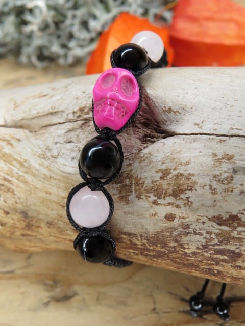 bransoletka z czaszką - howlit kwarc różowy onyks * makrama