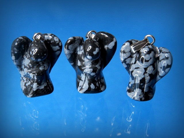 aniołek z obsydianu śnieżnego * wisiorek z kamienia