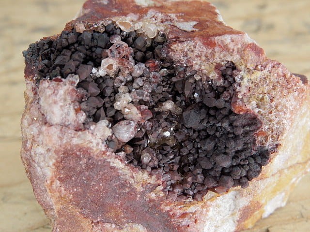 kryształy kwarcu na kwarcycie - Wiśniówka Wielka Polska