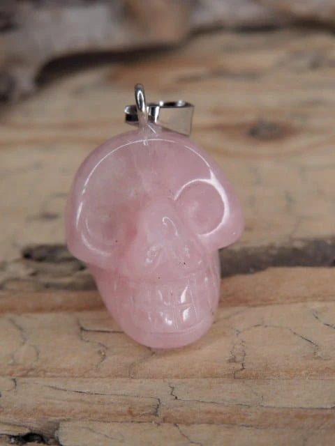 czaszka z kwarcu różowego * wisiorek