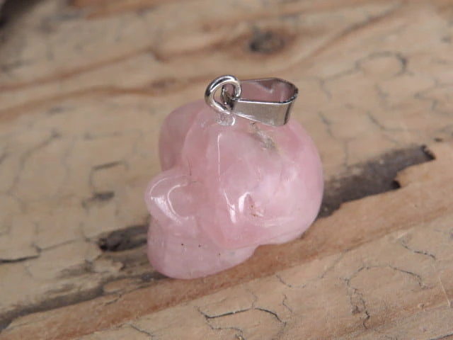czaszka z kwarcu różowego * wisiorek
