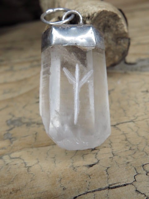 Algiz - runa na kamieniu - kryształ górski - wisior