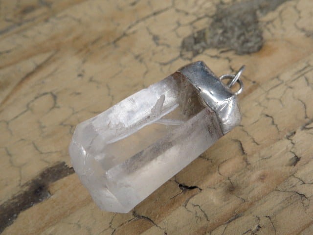 Algiz - runa na kamieniu - kryształ górski - wisior