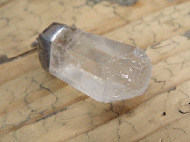 Algiz - runa na kamieniu - kryształ górski - wisior