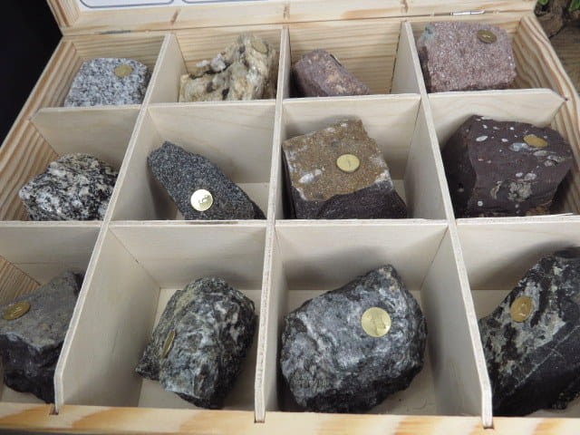 Dydaktyczny zestaw skał magmowych - kolekcja