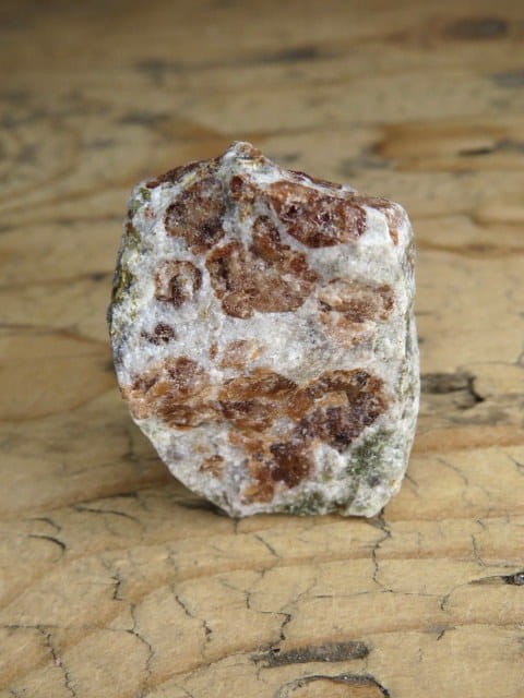granat w skale kwarcowo-skaleniowej * Namibia