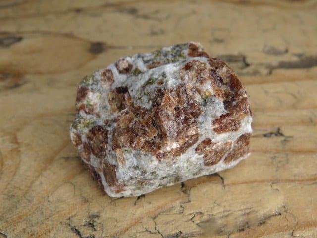 granat w skale kwarcowo-skaleniowej * Namibia