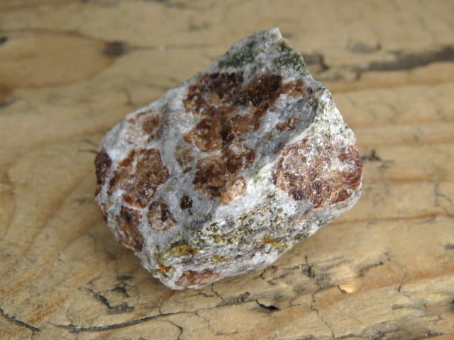 granat w skale kwarcowo-skaleniowej * Namibia