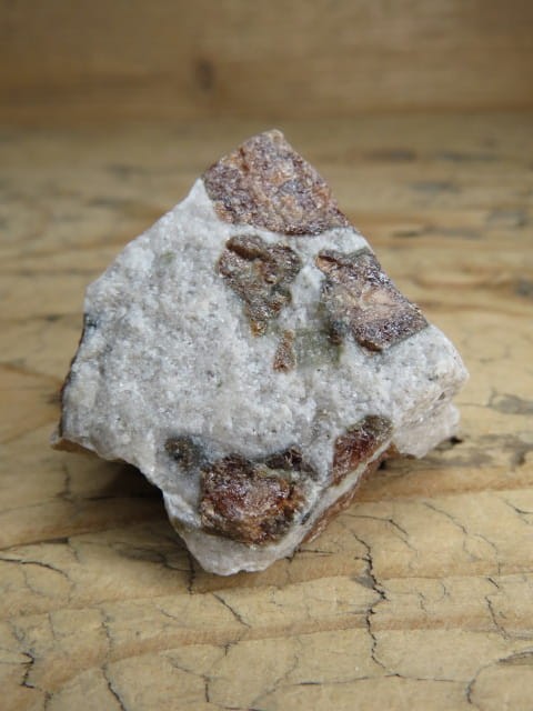 granat w skale kwarcowo-skaleniowej * Namibia