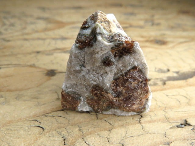 granat w skale kwarcowo-skaleniowej * Namibia
