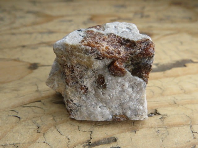 granat w skale kwarcowo-skaleniowej * Namibia