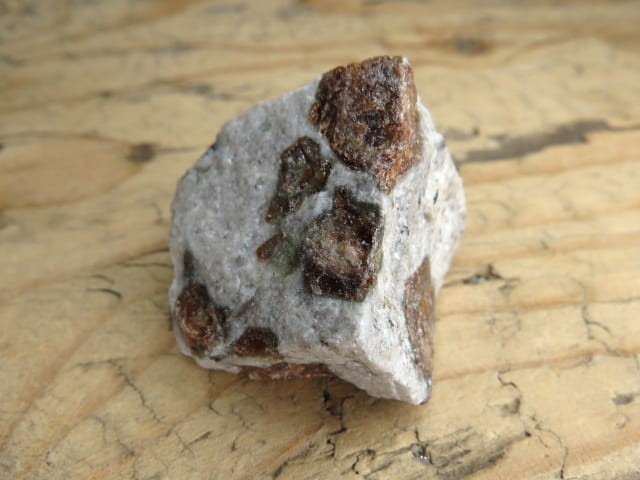 granat w skale kwarcowo-skaleniowej * Namibia