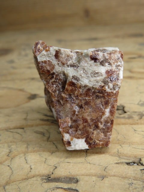 granat w skale kwarcowo-skaleniowej * Namibia
