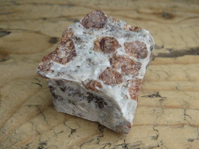 granat w skale kwarcowo-skaleniowej * Namibia
