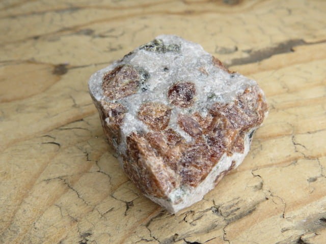 granat w skale kwarcowo-skaleniowej * Namibia