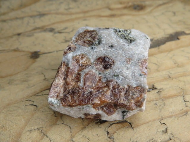 granat w skale kwarcowo-skaleniowej * Namibia
