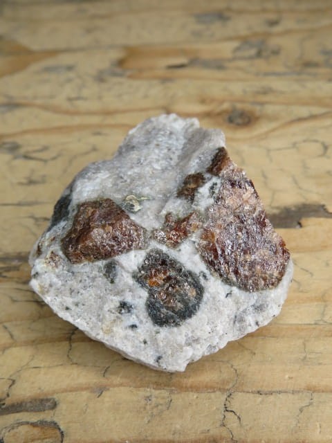 granat w skale kwarcowo-skaleniowej * Namibia